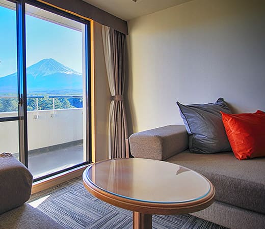 全室富士山ビューの客室で、ゆったりと寛ぐ